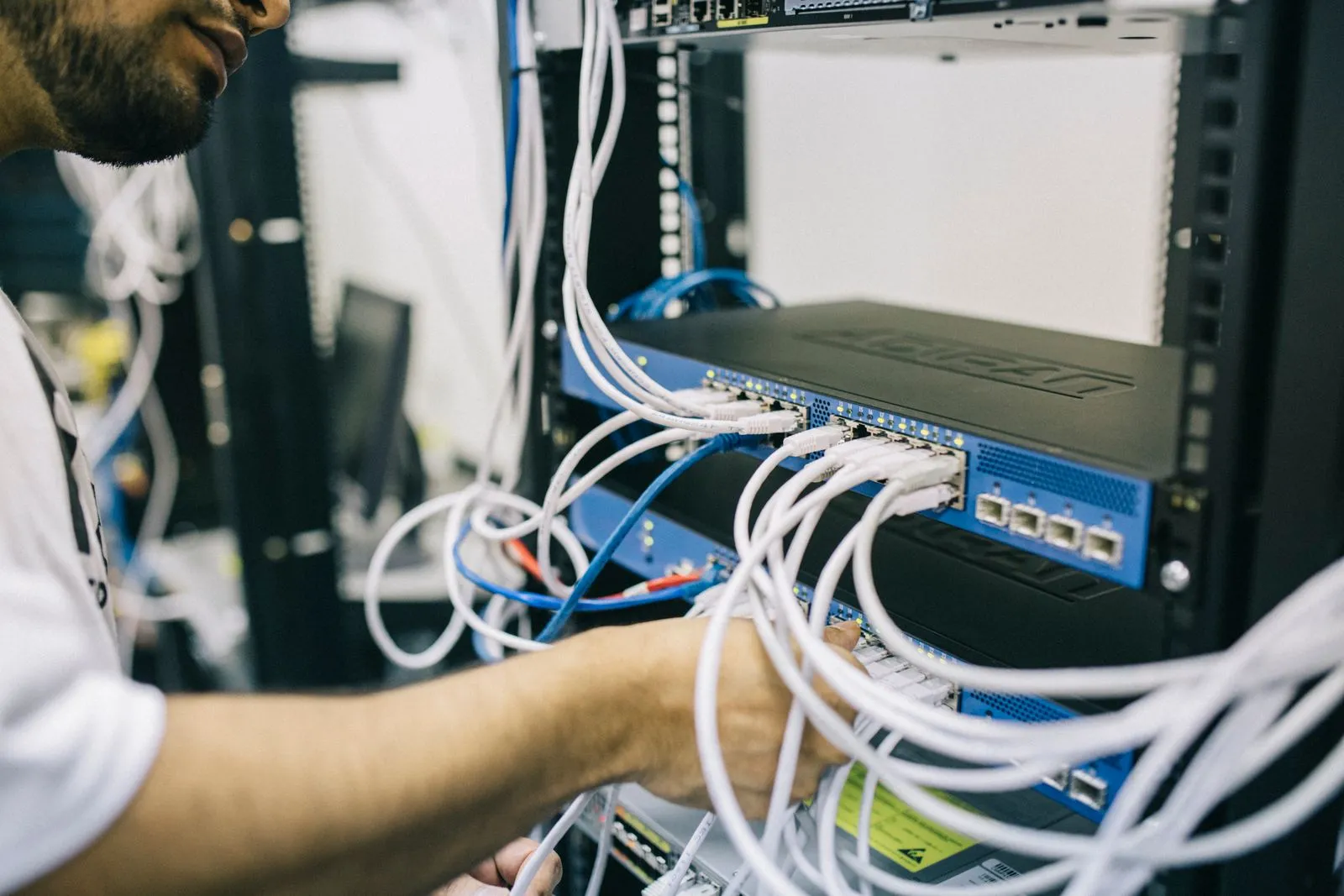 m.a.x. it Engineer bei der Storage-Anbindung im Server-Rack