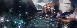 Digitale Vernetzung und Teamarbeit: Eine Hand bedient ein Tablet, das digitale Netzwerkknoten und Verbindungen anzeigt, symbolisch für die Integration von ELO Professional und Sage ERP bei Medat zur Optimierung von Geschäftsprozessen.